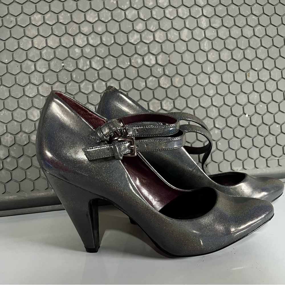 Jessica Simpson metallic pumps size 8. Slightly worn . They are so cute!
